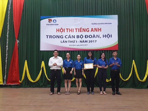 Đ/c Tô Hồng Phương, Ủy viên BTV, Trưởng Ban Thanh niên TH Tỉnh đoàn trao giải cho đội thi